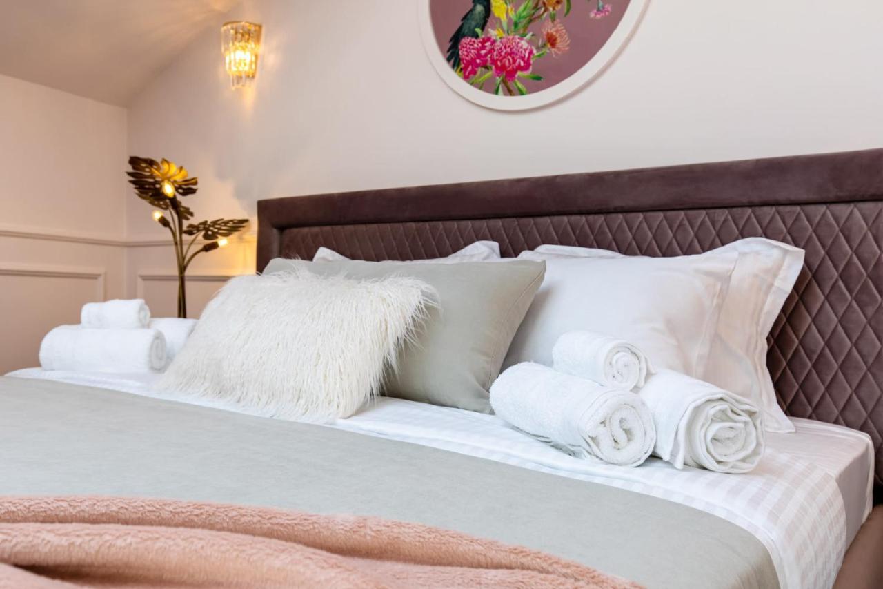 Holt Old Town Luxury Suites Bukareszt Zewnętrze zdjęcie